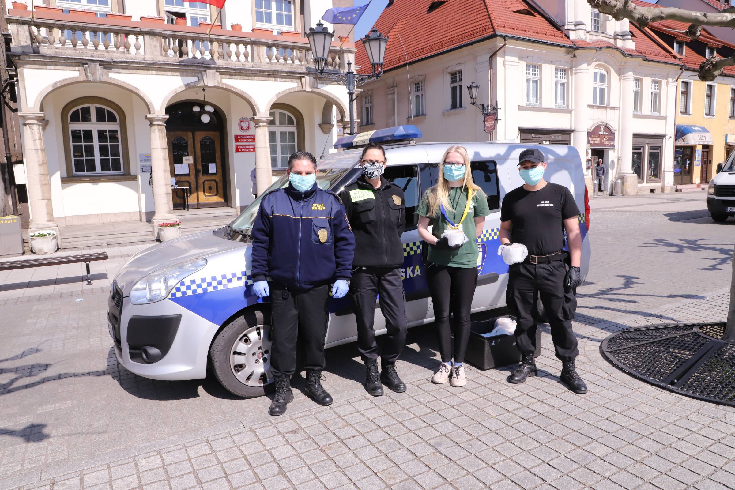 Strażnicy miejscy patrolują gminę i pomagają p